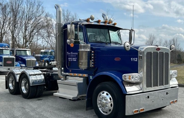 2022 Peterbilt 389 semi truck