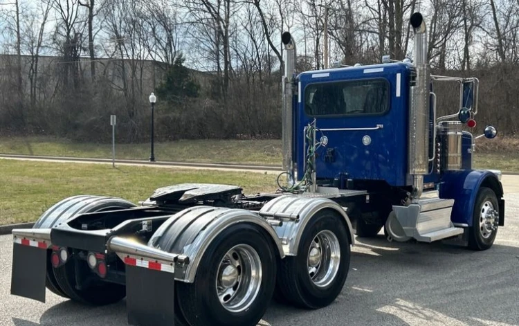 2022 Peterbilt 389 semi truck