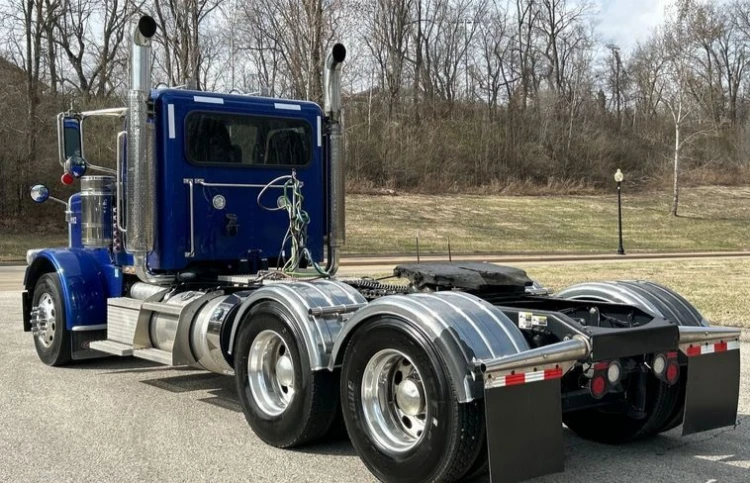 2022 Peterbilt 389 semi truck