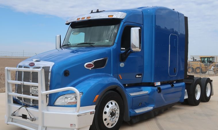 2016 Peterbilt 579 Semi Truck