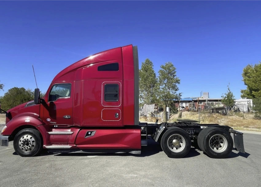 2017 Kenworth T680 Semi Truck