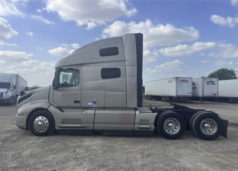 2019 Volvo VNL Semi Truck